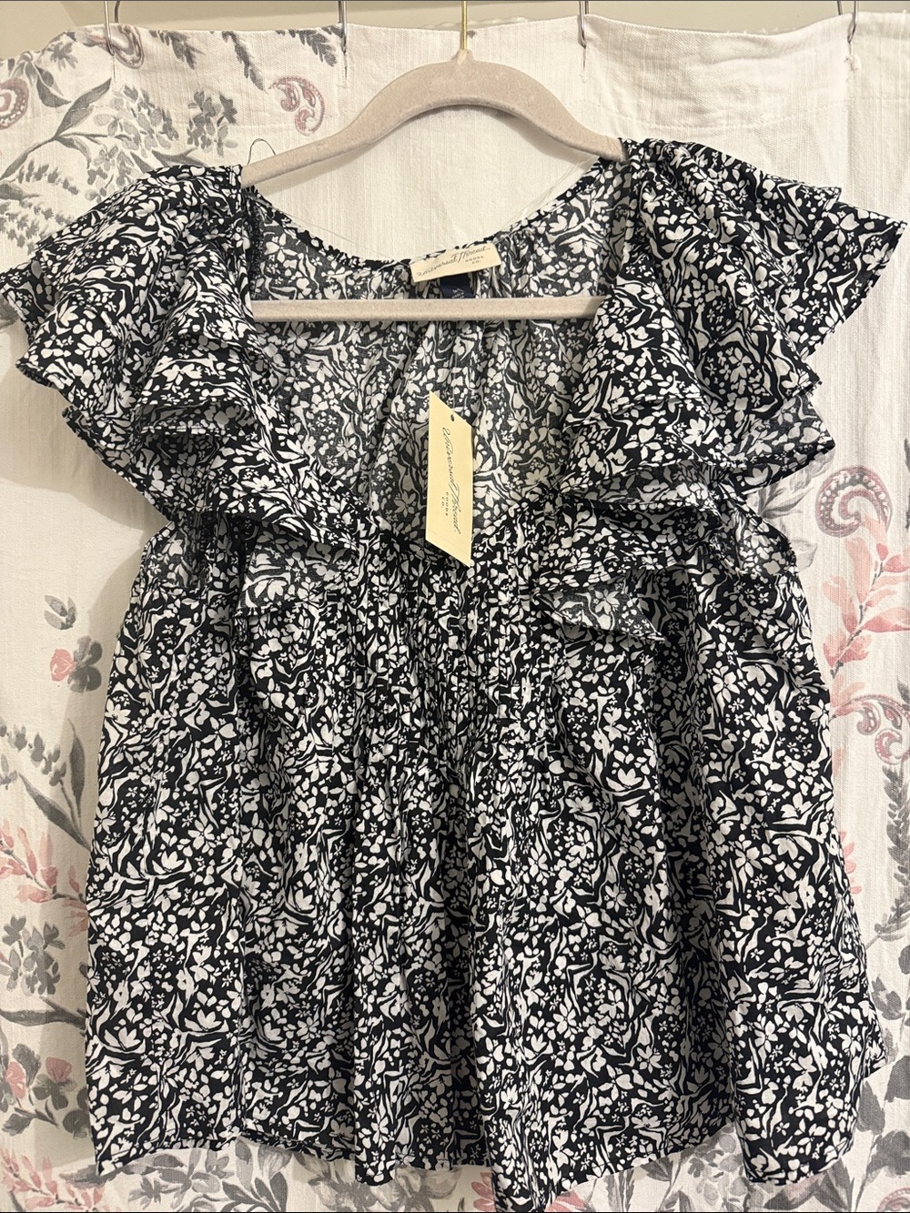 Universal Thread Black and White Ruffle Floral Blouse